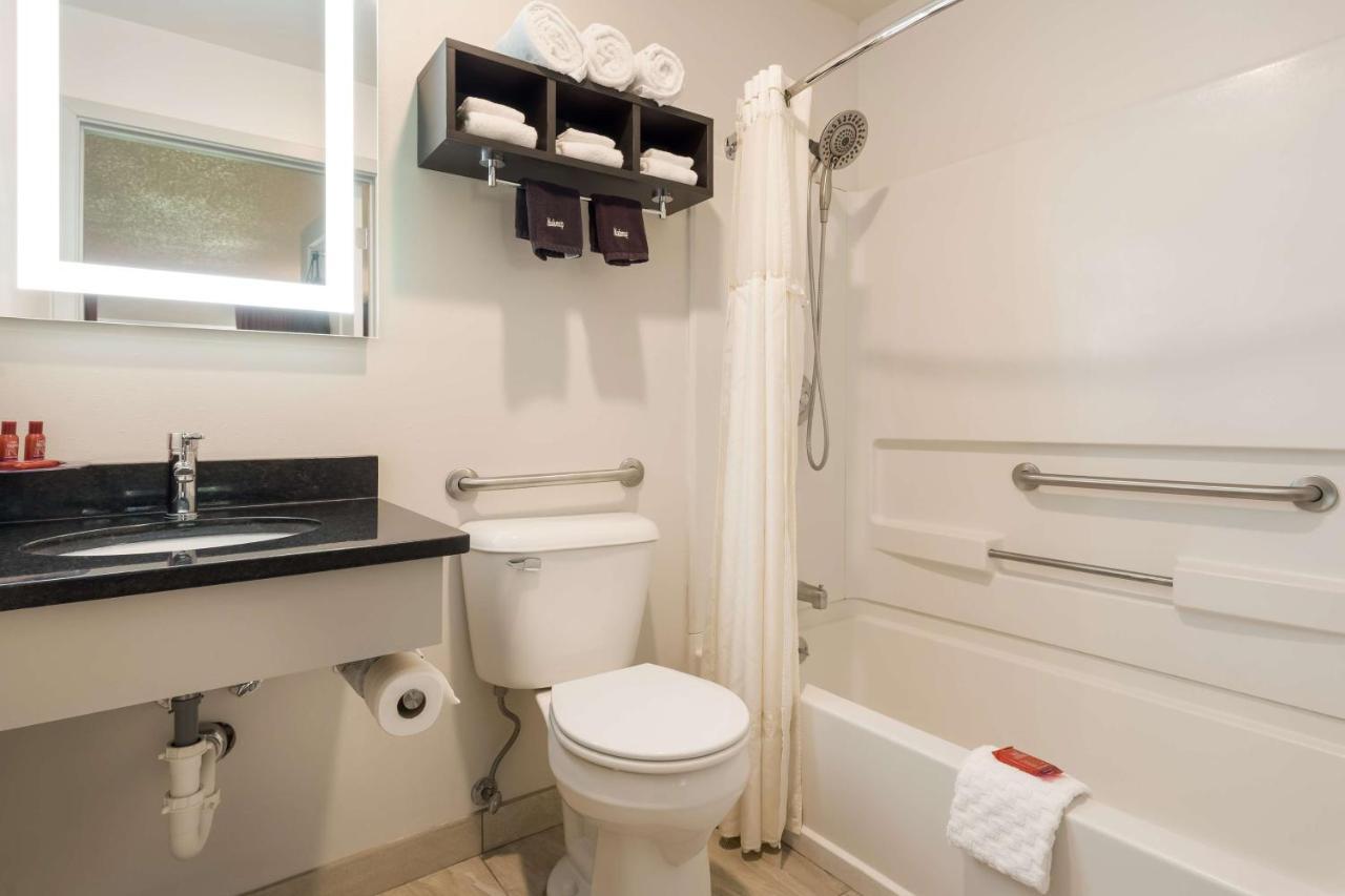 Surestay Hotel By Best Western Thomson Εξωτερικό φωτογραφία